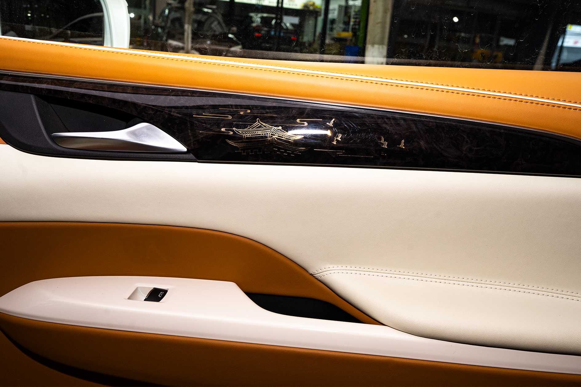 别克gl8商务外观,最新落地别克gl8公务舱豪华型