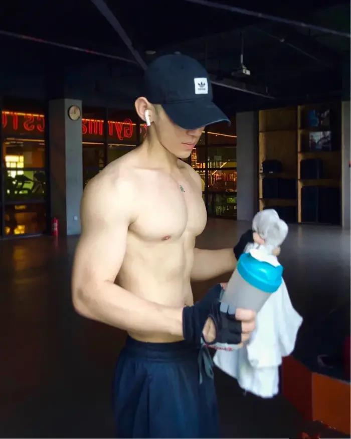 高颜值腹肌小狼狗照片,腹肌小狼狗照片帅气露脸