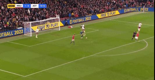 门将脱手不能用脚踢嘛,曼联拉什福德致命一击