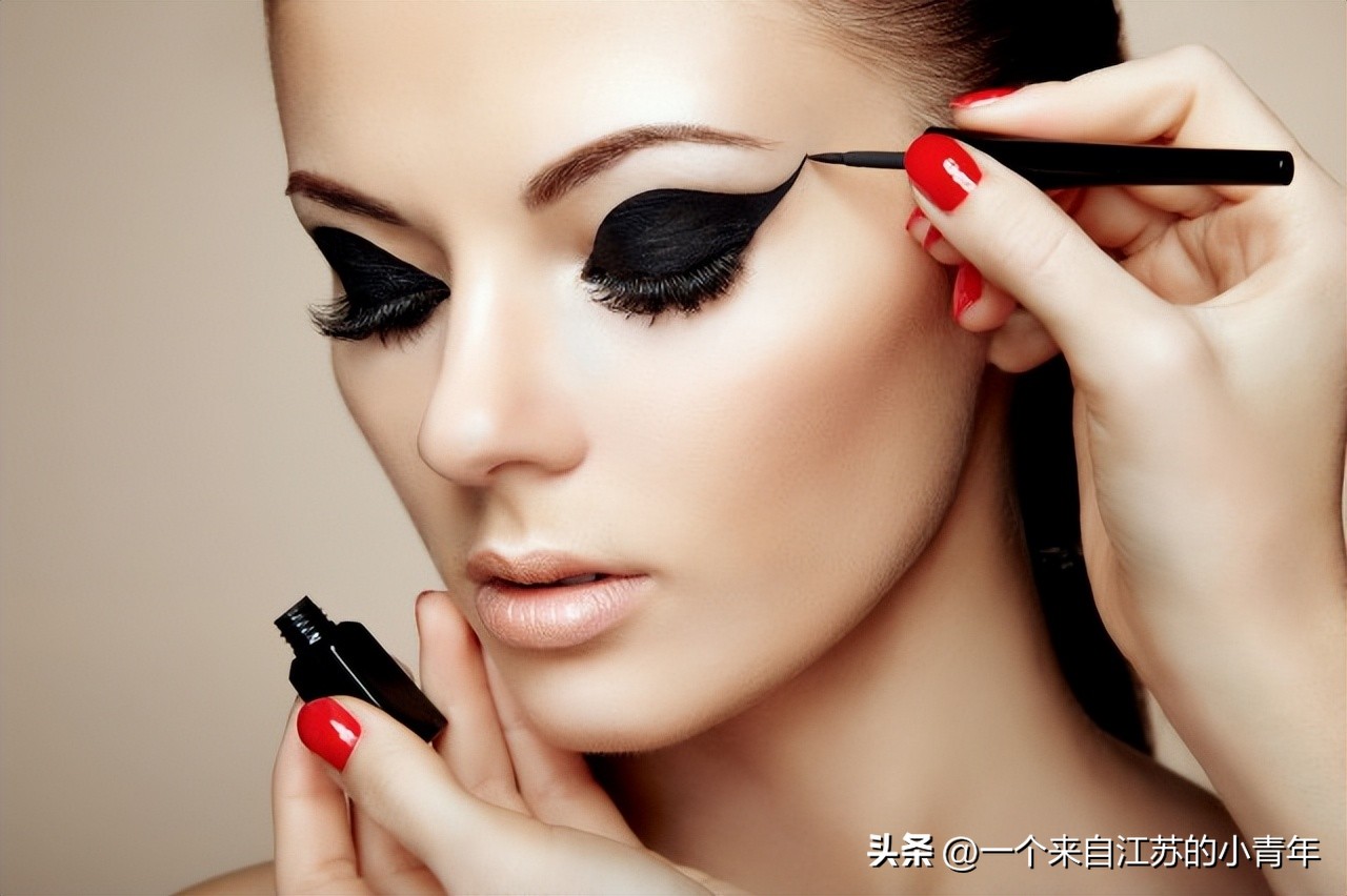 手把手教你画眼线的正确方法,眼线怎么画新手画眼线技巧图解