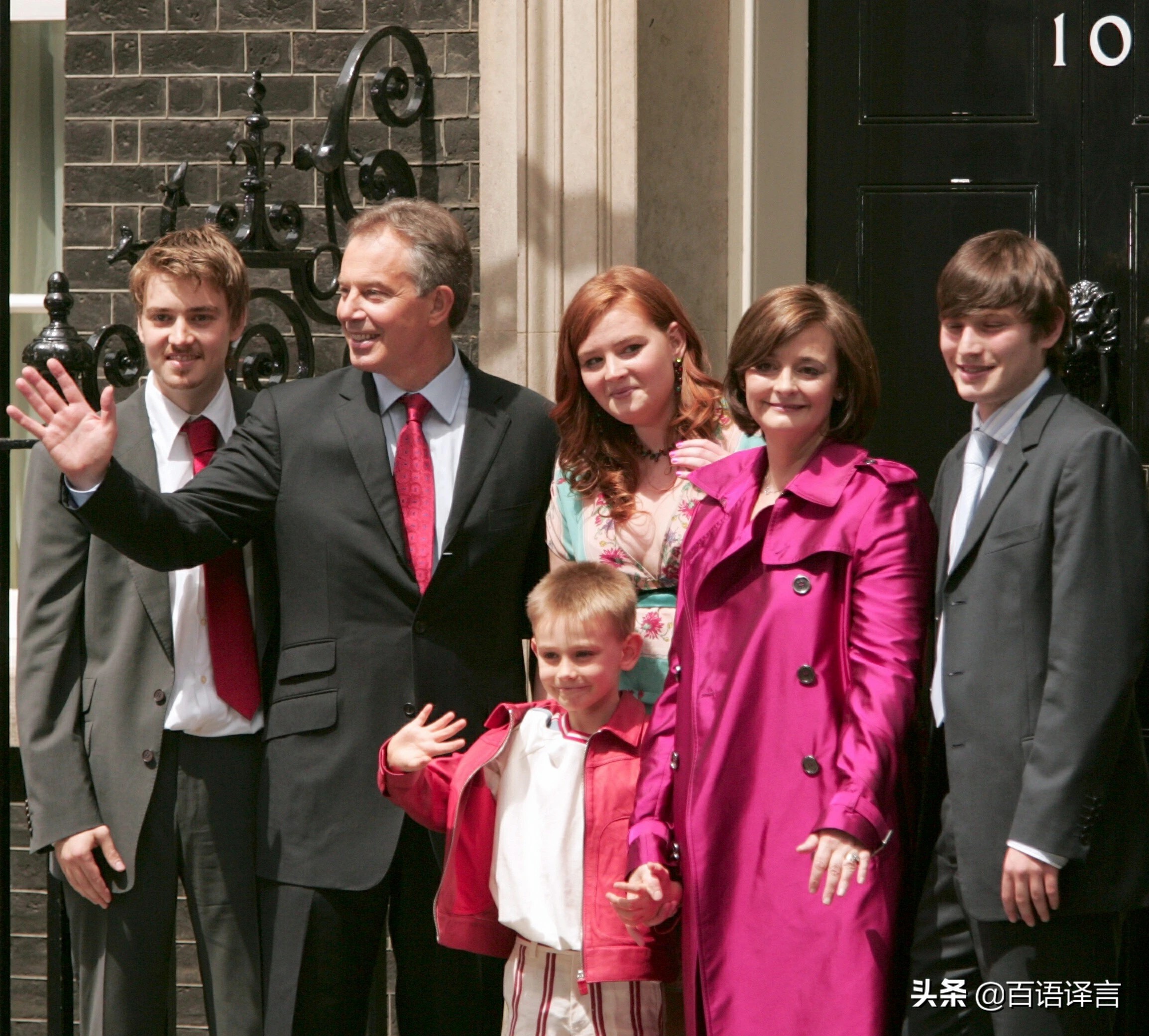 布莱尔一家六口罕见同框！180斤女儿全程光脚，长子是亿万富翁