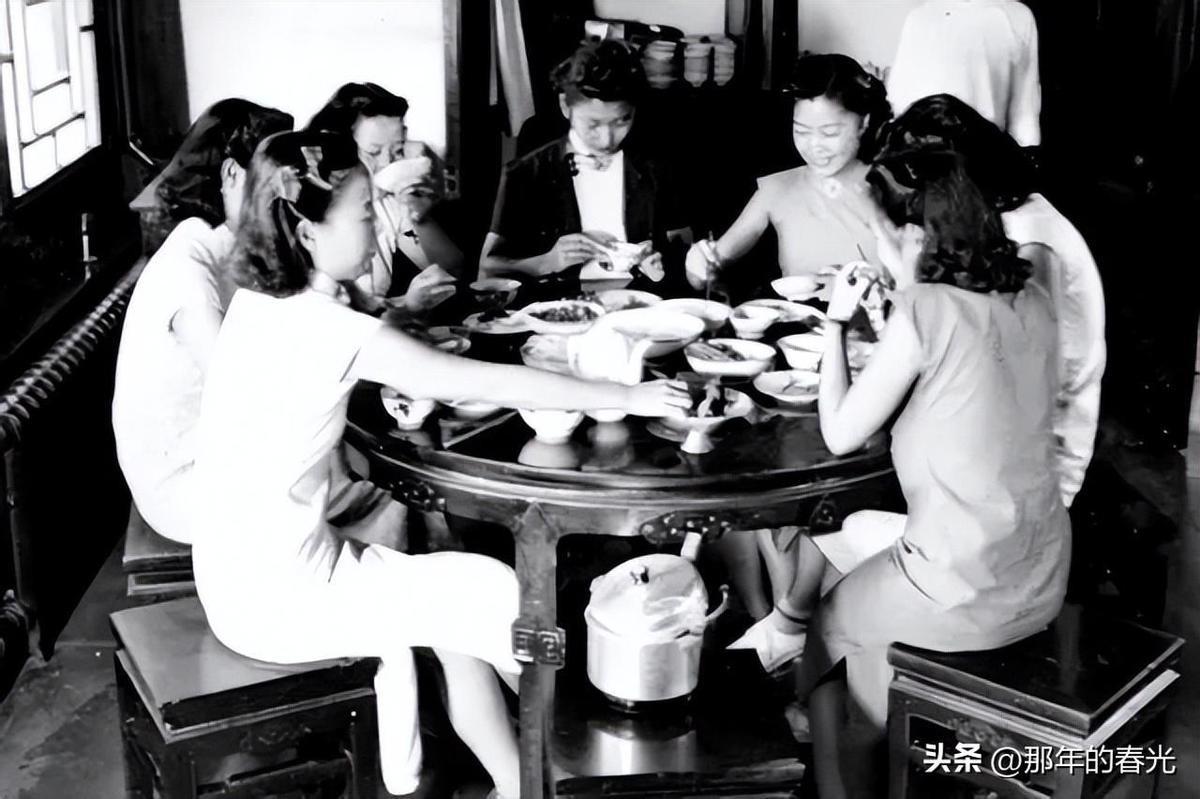 日本暴行老照片,日军女子拍照