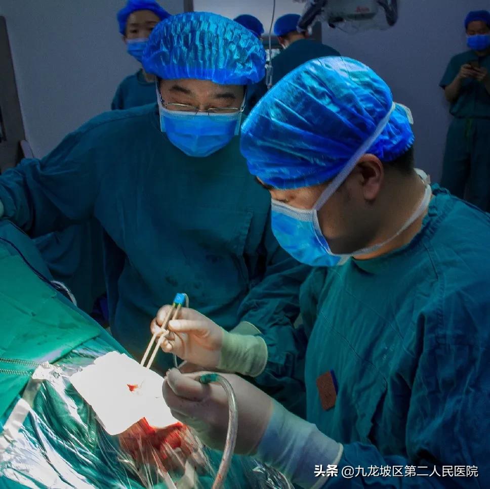 动脉瘤夹闭术是开颅手术还是微创,大脑里面长了一个囊肿扩散到肺上