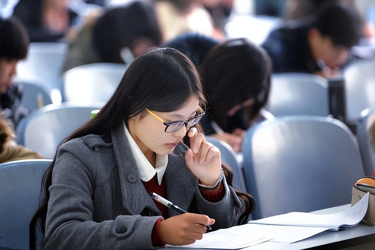 副处级公务员退休收入到底是多少,副处级公务员绩效工资