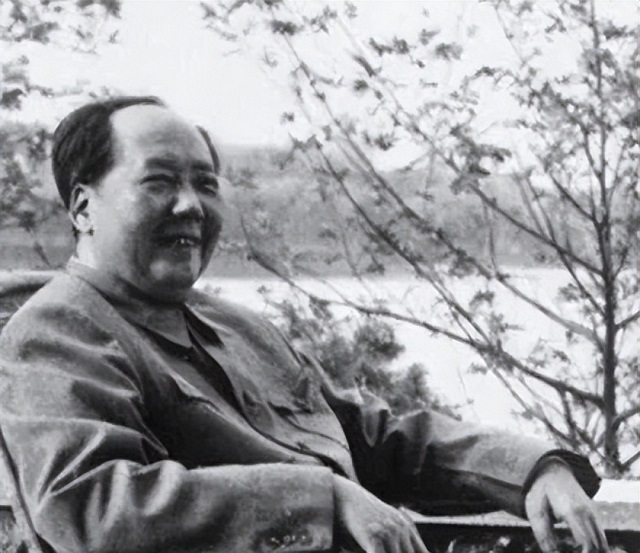 1949年，英舰闯入战区，毛*东泽**回复4*级A**急令：妨碍渡江，均可轰击