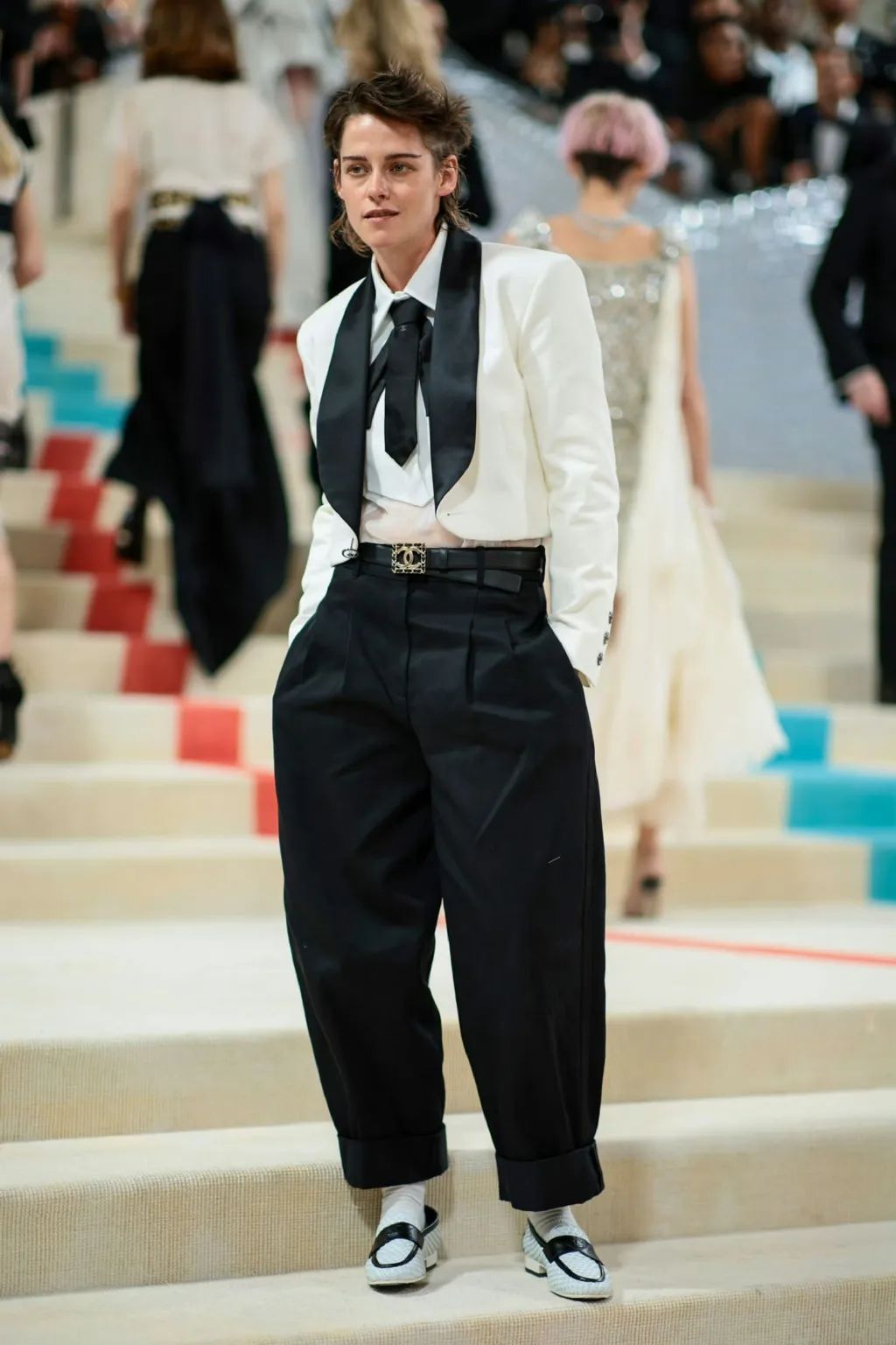 拖把头、海底生化人穿搭，美国这最受瞩目的一夜，如“群魔乱舞”