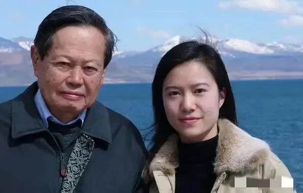 杨振宁今年100岁翁帆多少岁,翁帆不嫌弃杨振宁老年味吗