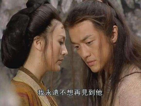 难怪宁中则会自杀，你看她被人轻薄时，躲在一旁的令狐冲干了啥？