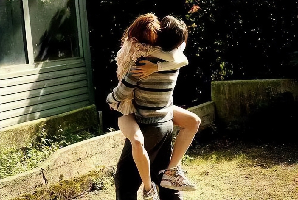 丈夫给妻子买内衣笑话,丈夫购女性内衣