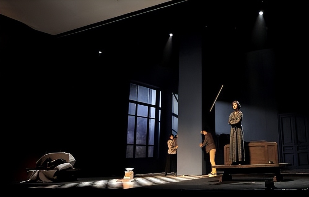 关于华语电影中的女性叙事的研究，并以毕业作品《花儿》为例