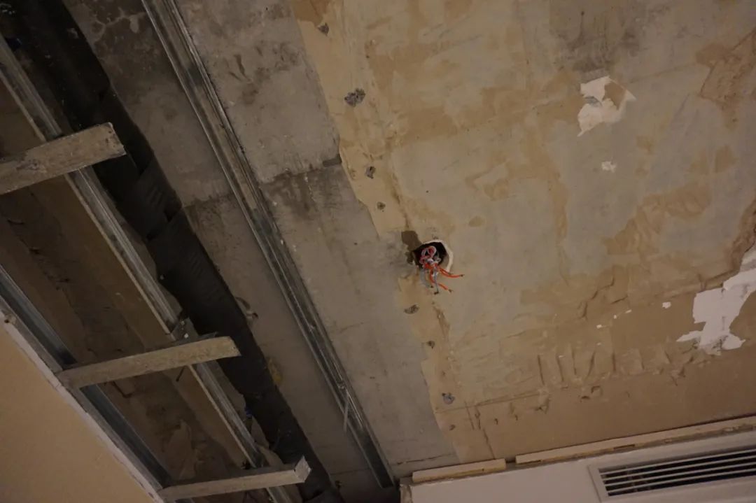 楼上漏水保修期8年未到属谁负责,楼上防水导致漏水谁赔偿