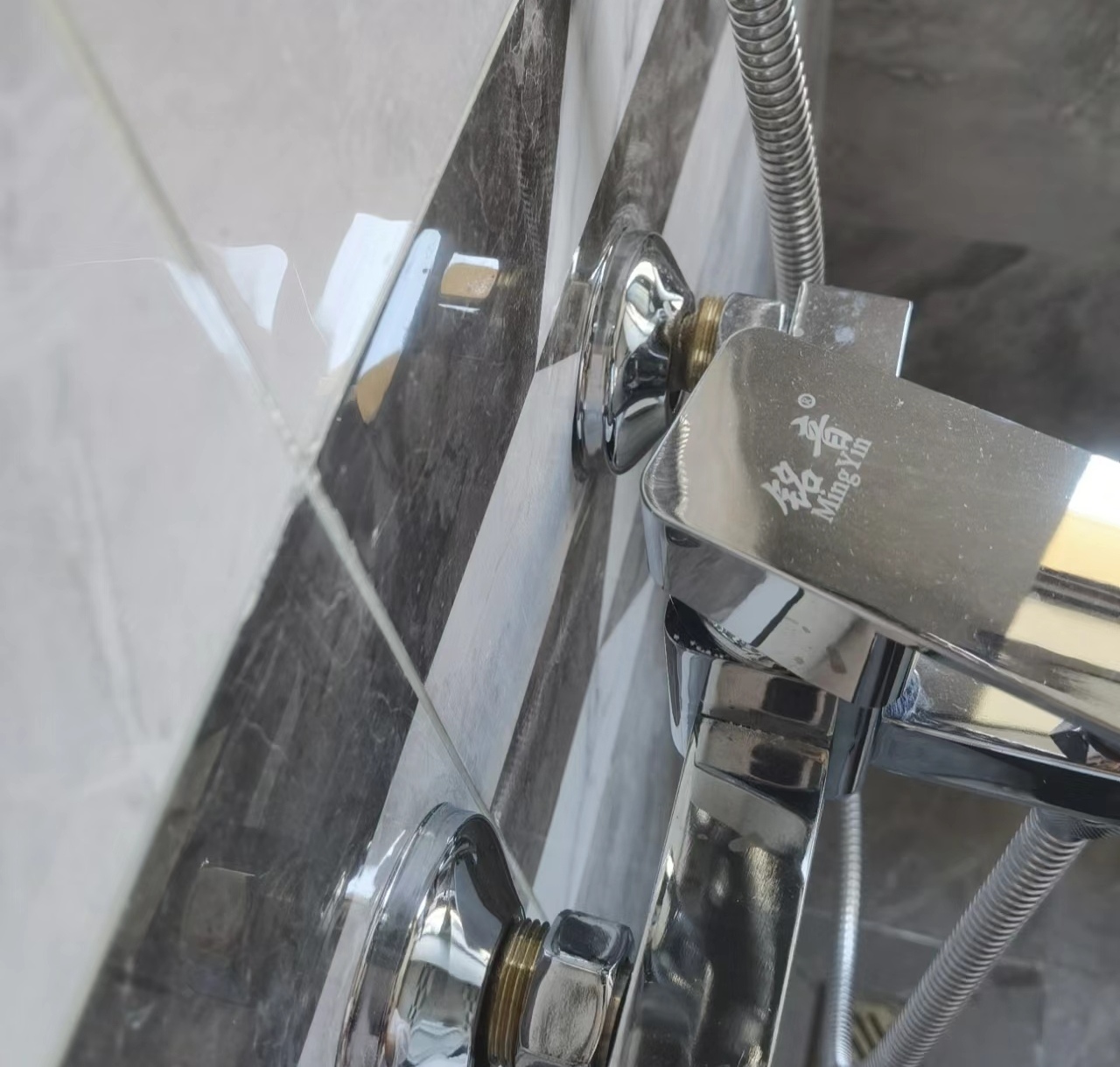 花洒用了三年还能换吗,入住一年的卫生间