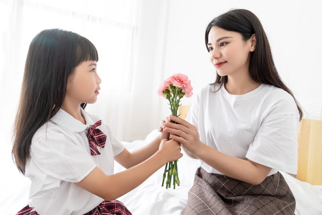 母亲节：邻居嘲笑我没有女儿陪伴，没想到我揭开她的秘密。