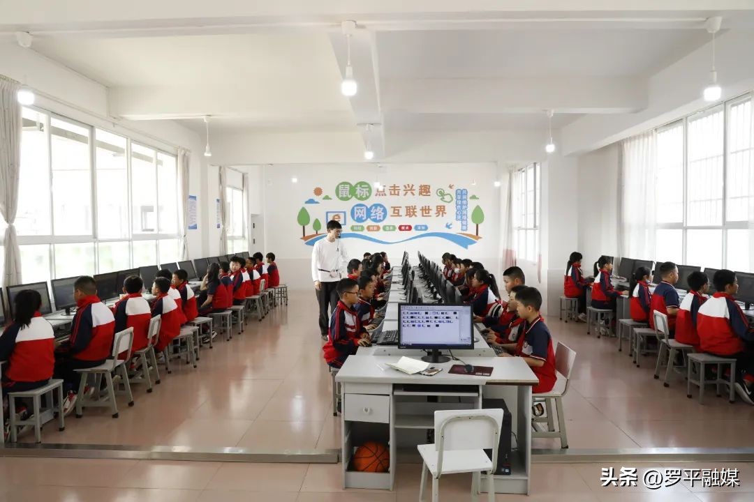 罗雄街道东屏小学大课间操,罗平罗雄街道东屏小学