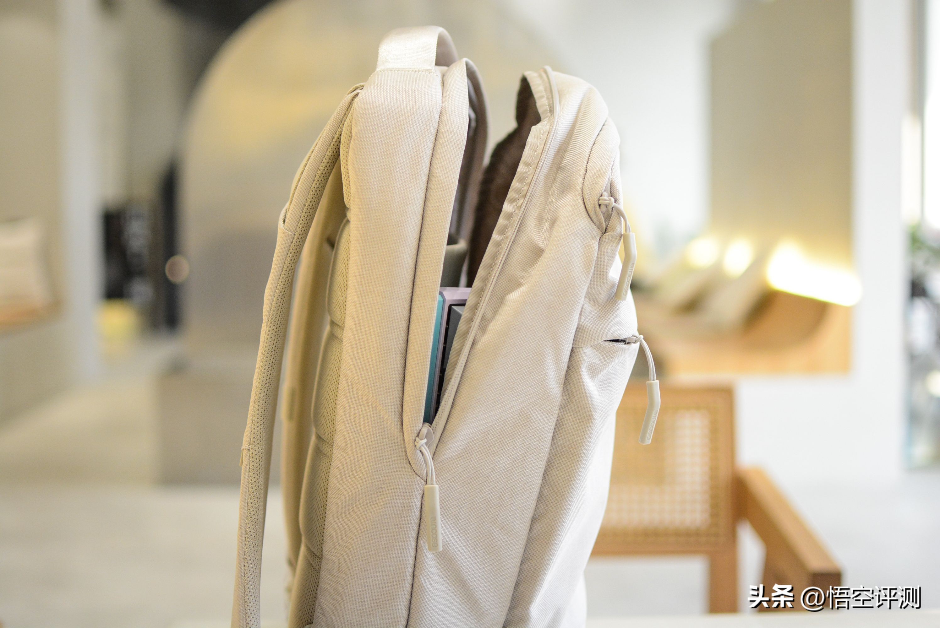 高颜值+多格收纳：进驻苹果商店，INCASECity双肩背包评测