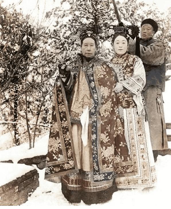 变态的纳粹德国,*光脱**犹太人女人衣服,集体*杀屠**!2