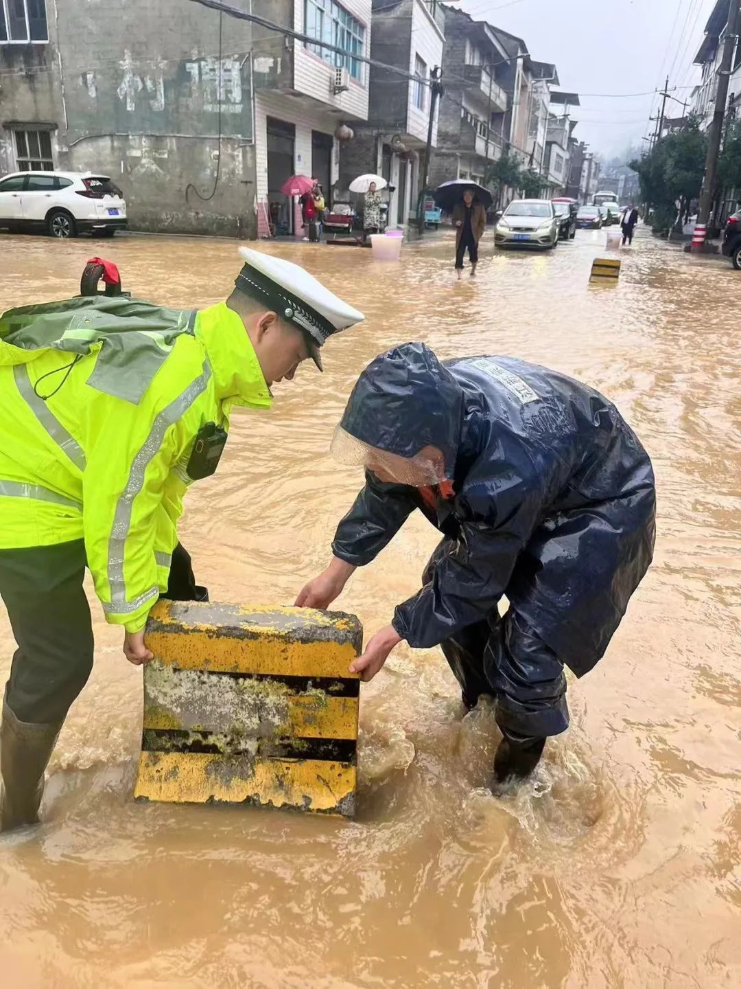 夏季行动|暴雨来袭，巫溪公安全力守护为群众撑起“平安伞”