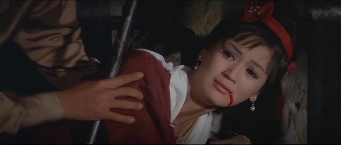 古代武侠小伙在山洞吃草练武功,武侠男子在山洞中修炼内功