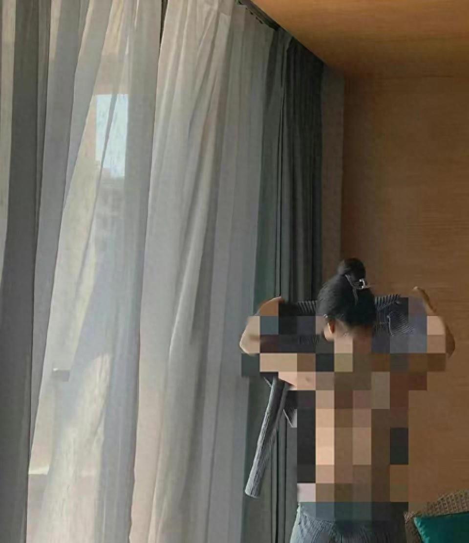 半露*裤内**、露下乳？这些女明星真是把诱惑穿在了身上