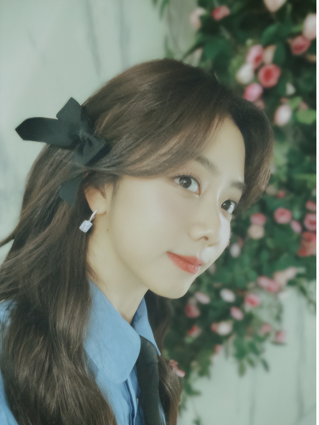 谭松韵西装革履花领带,领带换装谭松韵