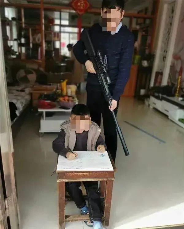 小孩一边上厕所一边补寒假作业,小孩寒假作业没写完连夜补作业