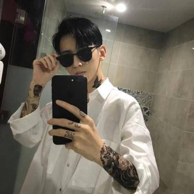 动漫男生头像伤心难过,男生的头像图片霸气冷酷无情