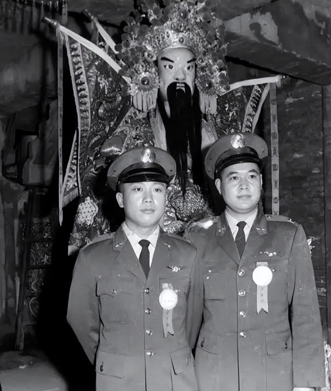 空军中尉落地台湾，看到荷枪实弹的国军包围过来，朝自己头部开枪