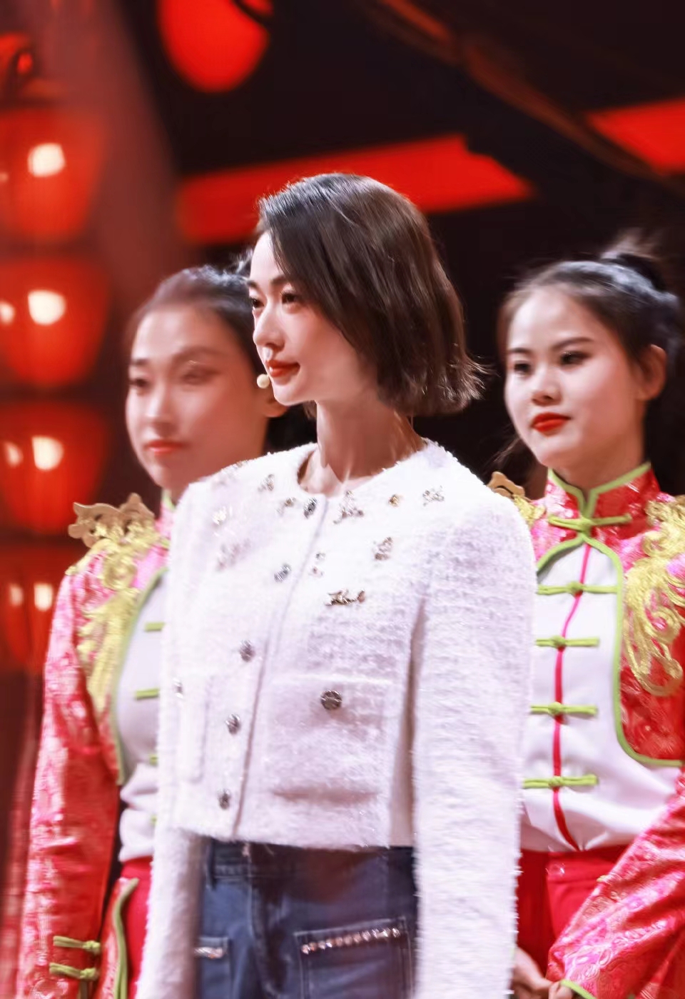 吴谨言演绎简约穿搭尽显青春活力,吴谨言外穿羊羔外套牛仔卷边裤