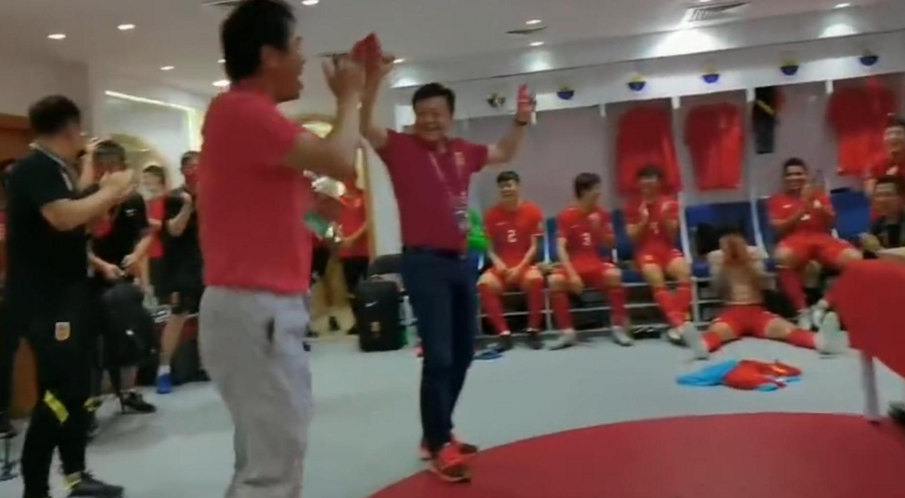 还记得这一幕吗？国足闯进12强，陈戌源赛后在更衣室转圈跳舞庆祝