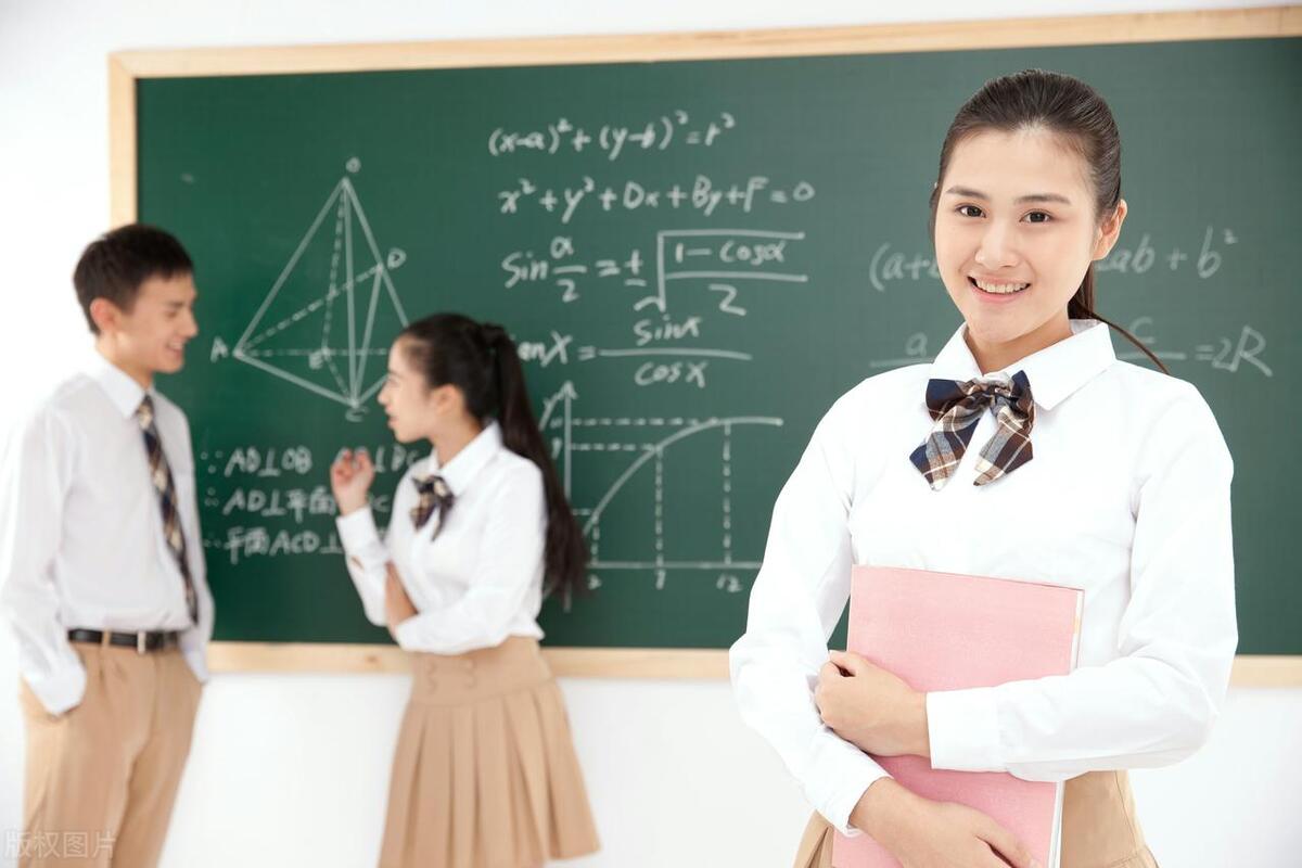 东莞光正实验学校校服4000元,校服费4000元引争议学校