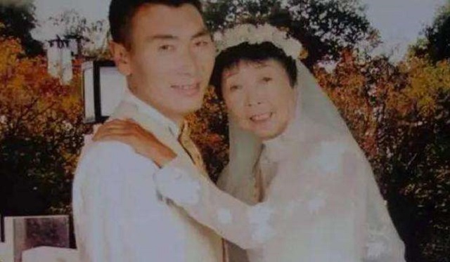 26岁小伙娶58岁阿姨18年后离婚,28岁小伙娶了42岁大姐