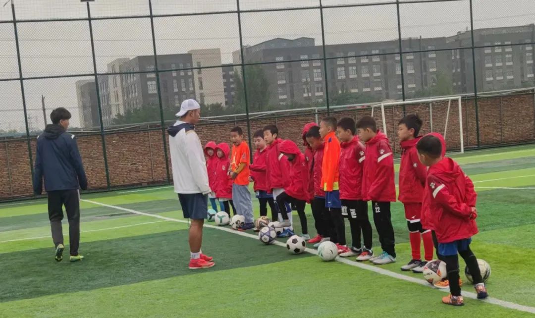 踢足球必须有哪些装备,为什么踢足球烧钱