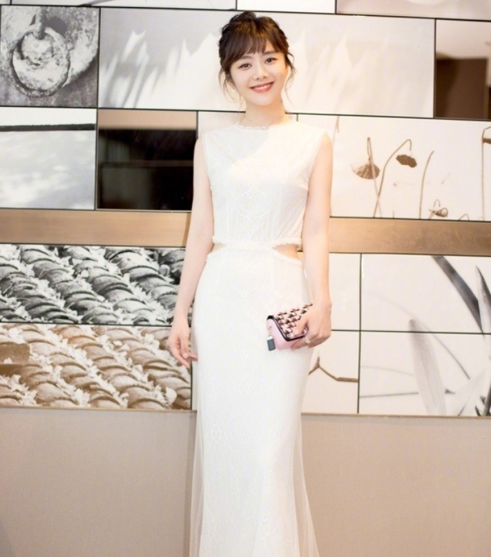 适合圆脸女生的锁骨卷发谭松韵,谭松韵编发发型穿搭