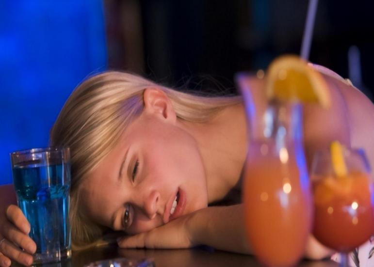 祸害女性的“液体快乐丸”多可怕？“听话水”为何会让人乖乖听话