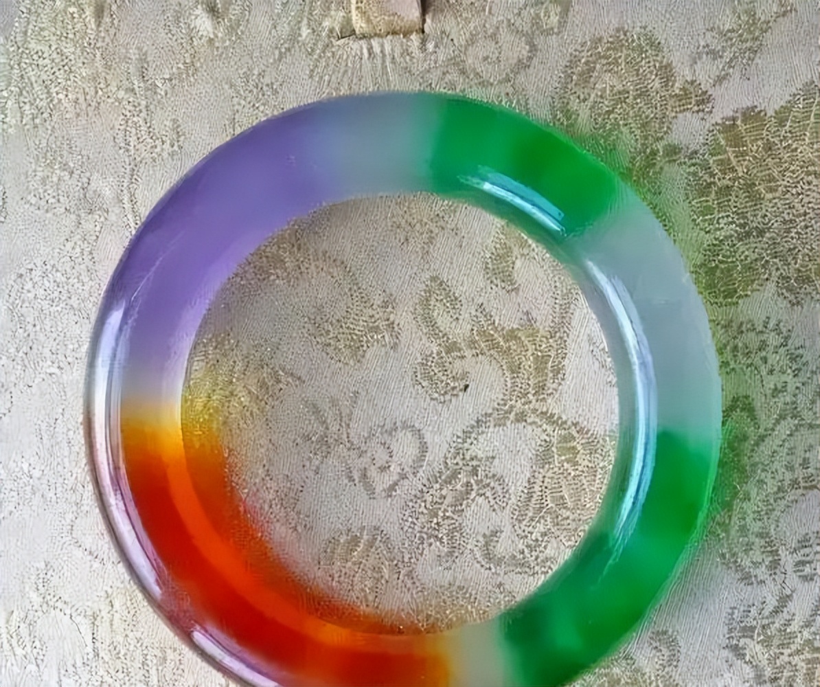 戴好多细纹的手镯对人有影响吗,一直戴的手镯突然变紫是因为什么