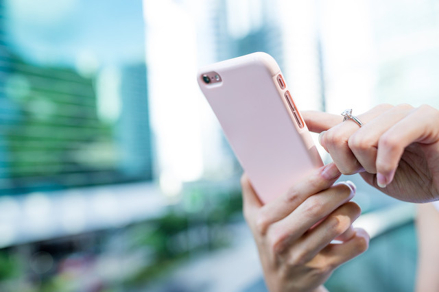 手机辐射和电脑辐射哪个危害大,手机放枕边有辐射吗对人有危害吗