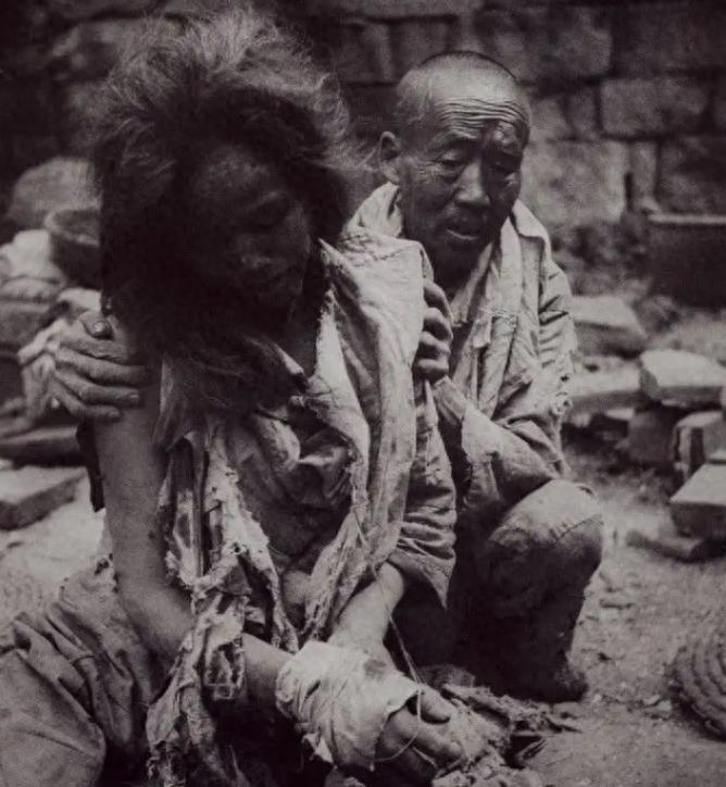 侵华日军残酷*行暴**，女子为活命脱下衣服让日本人拍摄，*辱侮**至死3