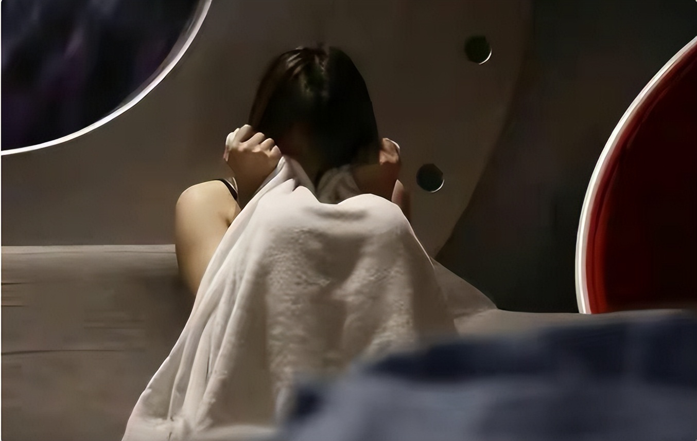 女子醉酒醒来全身赤裸,不久后发现自己怀孕,感觉不是男友的!