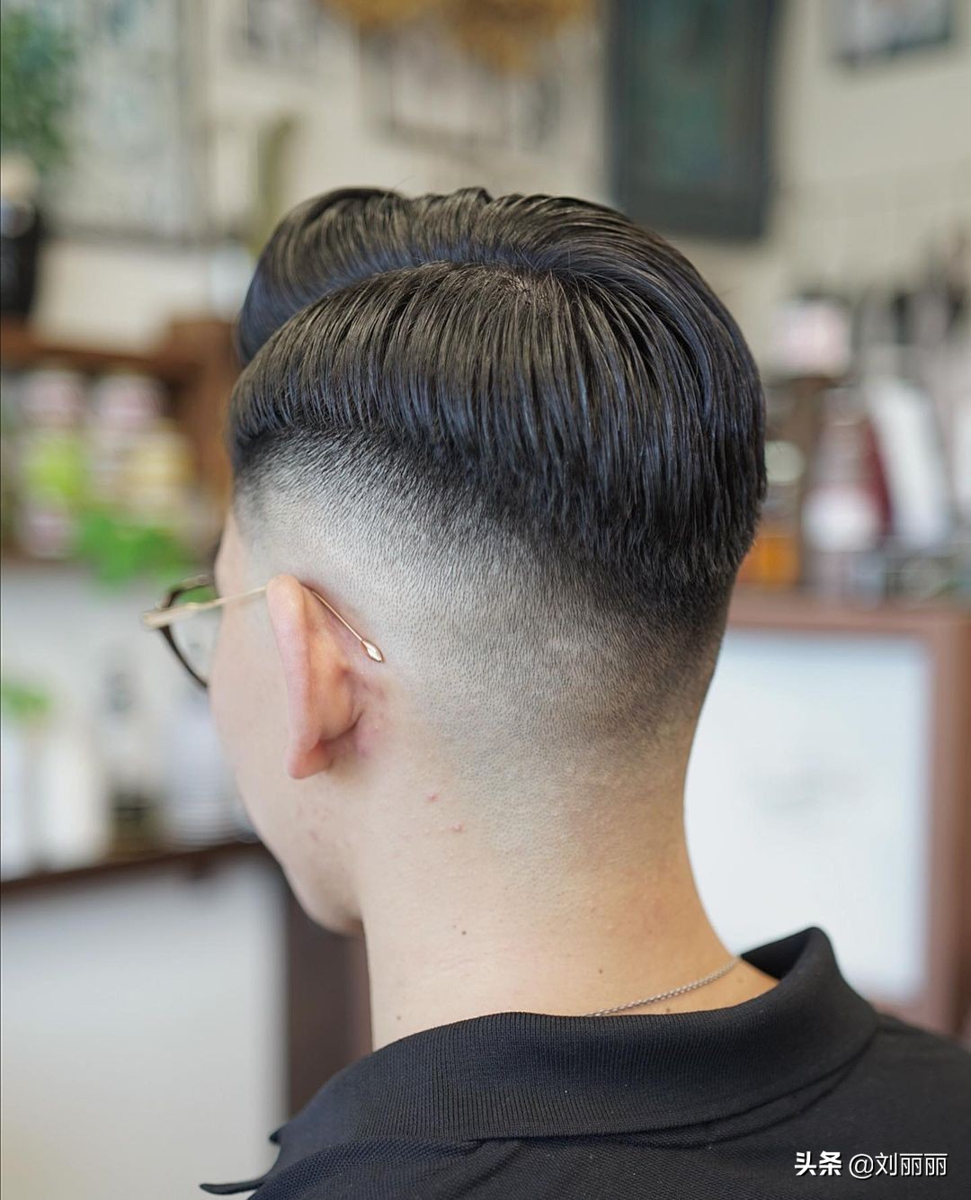 男士发型两边剪短刘海层次感,今年最流行烫什么发型男士