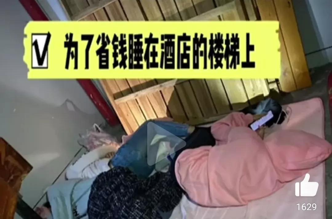 女生摆摊两年送男友28件礼物后续,女孩摆摊两年给男友28件后续礼物