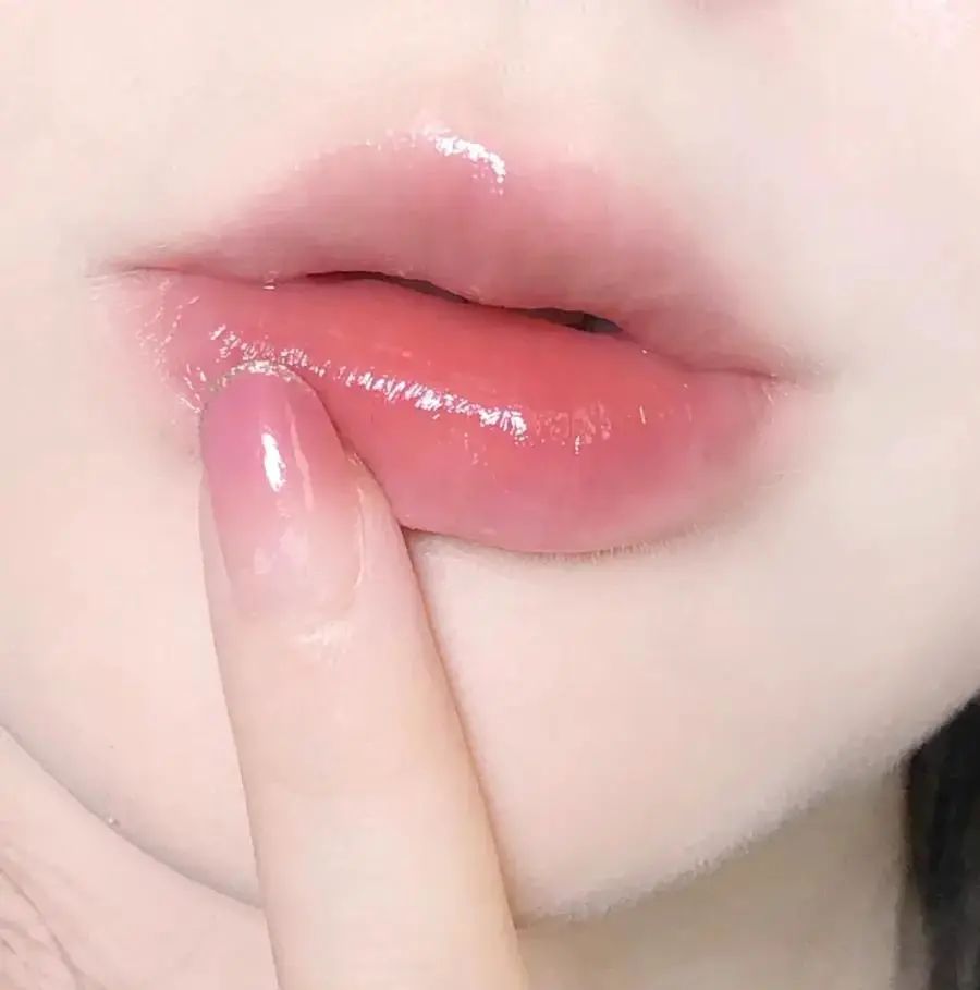 提亮唇部补水润唇膏,dhc保湿润唇膏