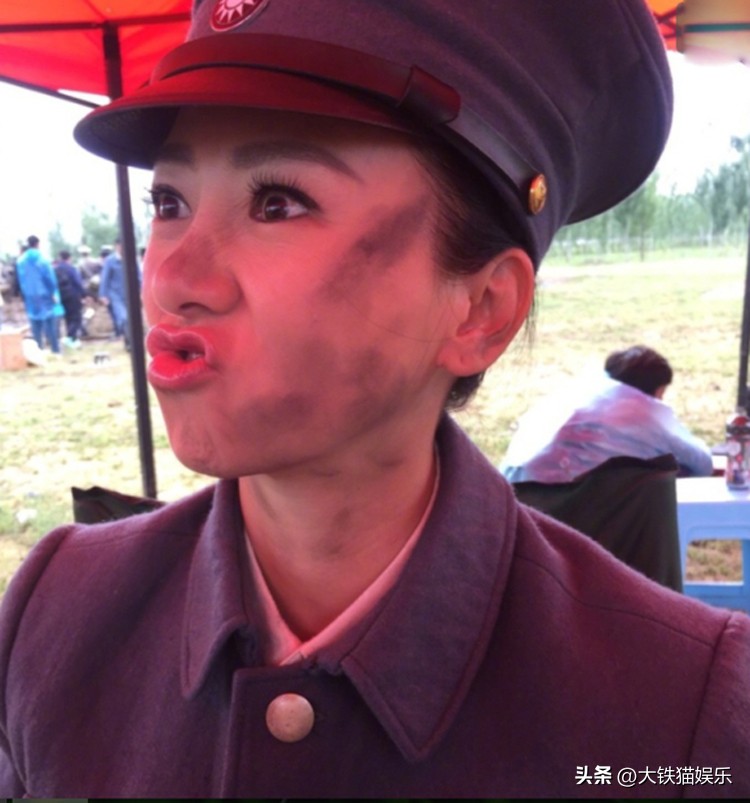 “荧幕女兵”的消亡史：蛇精脸、大浓妆，求你们别再*辱侮**战士了