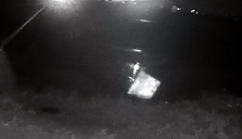 男子帮抢回手机刮到汽车被赔2000,车剐蹭全责对方修车5000元