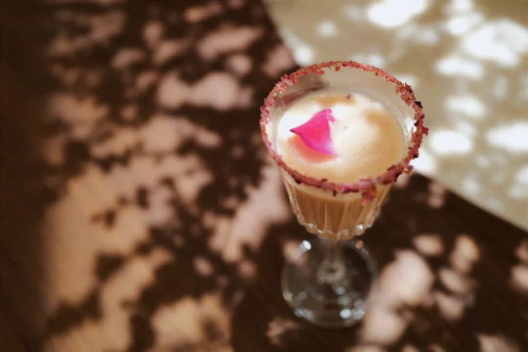 配备一星米其林黑珍珠餐厅,比米其林黑珍珠高端的餐厅