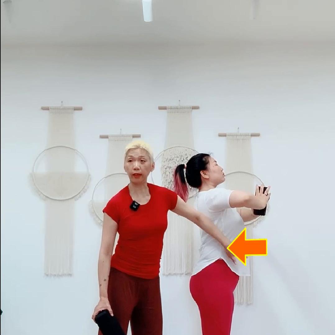 看看你训练时的样子,练习哪个动作能使僵硬身体变软