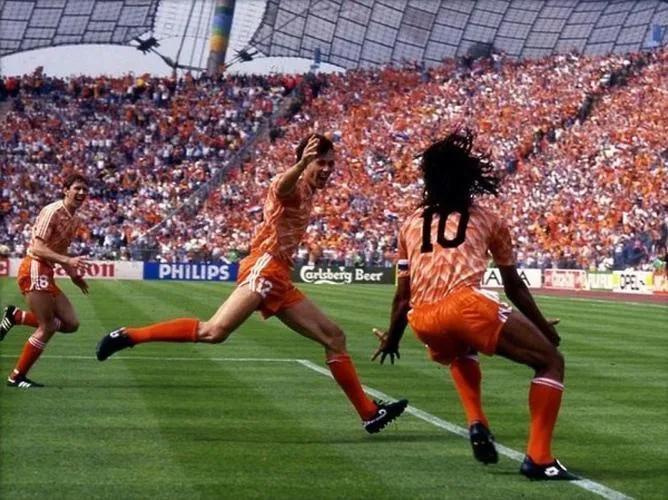 荷兰三剑客ac米兰队长,荷兰三剑客时代米兰夺几次欧冠