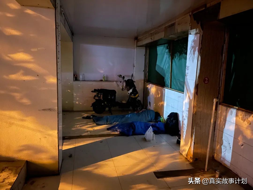 封控27天，注册成骑手，在静悄悄的上海街头游荡