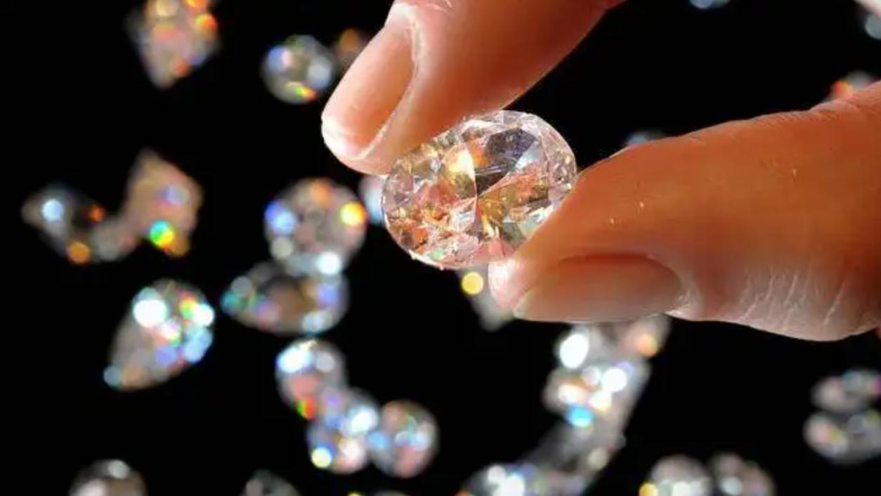 周大福两万元,周大福1万5买的钻戒回收多少钱