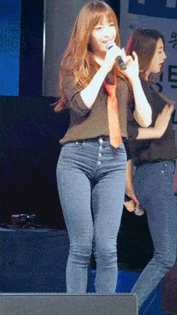 想问这姑娘衣服在哪买的,会不会挨揍?亮点