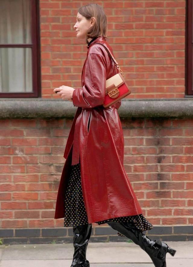 水桶包跟法棍包哪个更显气质,法棍包穿搭也太好看了吧